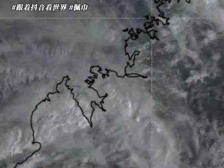 #跟着抖音看世界 #科普 #台风 #佩巾
2026年1月26日至28日,登陆了西澳大利亚的热带气旋“卢安娜”在内陆地区增强,并普降大雨和暴雨。
这三天以来,卢安娜在西澳大利亚内陆地区几乎下了常年全年的降雨总量!也正因为卢安娜的影响,西澳偏远内陆牧场的旱情得到了一定的缓解。
但令当地人头疼的是,这场降雨也给了野生骆驼生存的机会。
为什么头疼?原因是19 世纪 40 年代,骆驼从印度被进口到澳大利亚用于运输,如今,那些后来被驱赶到干旱地区的野生骆驼,数量不减反增,南澳大利亚州政府估计可能约有 30 万头,是当地植被的直接破坏者!