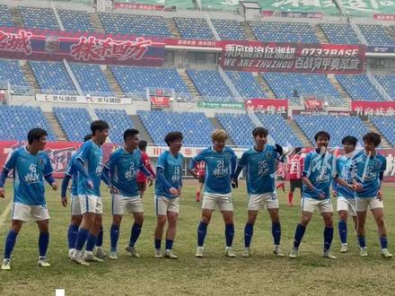 2025年最后一天湘超株洲队“花式宠粉”:友谊赛进球集体跳舞逗乐全场(记者杨洁规 编辑周末)#跨年 #湘超 #株洲