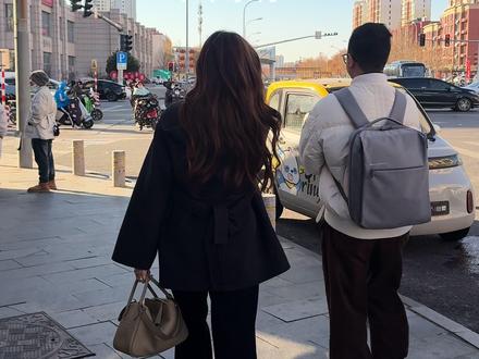 我的2025年度总结,把这一年的高能量孕期和工作浓缩成一条视频,希望所有宝妈孕期都开开心心,战胜孕激素,生个健康可爱的宝宝,所有小朋友平安健康的长大!
人的记忆力有限
我们常常在匆忙的生活过后忘记了很多幸福的瞬间
而感受的能力也随着年龄的增长和日常的忙碌在退化
那些记录的快乐瞬间可以抵抗生活的负压
手搓三小时,每年都给自己留个纪念
#女性力量 #vlog日常 #纪录美好生活