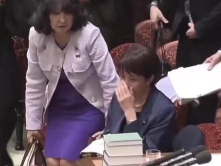 高市早苗散会后站不起来 疑似身体抱恙 大臣纷纷上前围住