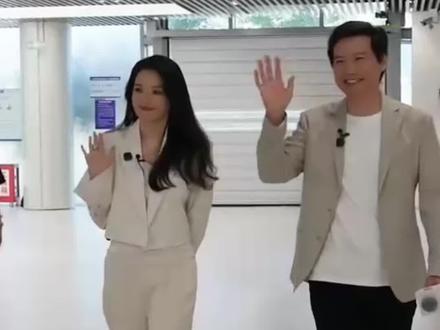 什么?你是说雷军和舒淇一起给用户交付新车?#雷军带舒淇逛小米汽车工厂
