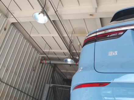 22年国货之光理想ONE,底盘竟然用塑料下支臂,这你受得了吗?#汽车底盘 #理想one #二手车检测 #汽车知识分享 #减配