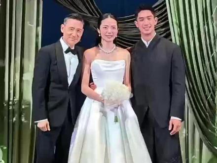 #前港姐吴婉芳二儿子胡智同大婚,张学友代亡友行父#新郎胡智同生父胡家骅 2017 年离世,张学友以干爹(契爷)身份稳坐主桌 C 位,紧挨吴婉芳,代亡友行父礼。
