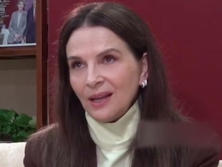 由毕赣导演,易烊千玺、舒淇等主演的电影《狂野时代》今日上映。在今年的戛纳电影节上,作为评委会主席的法国演员朱丽叶·比诺什为《狂野时代》颁发了特别奖。这个奖在国内引起一些争议,有些人认为它是个安慰奖,另有些人却认为它堪比金棕榈奖。前段时间,《环球》杂志记者采访朱丽叶·比诺什时,将这一争议告知她。她感到震惊并立即回应,“不,那当然不是一个安慰奖。我们不需要安慰任何人。这个特别奖是我提议为毕赣设立的,因为他是那么地独一无二。”
#朱丽叶·比诺什 #毕赣 #狂野时代 #易烊千玺 #舒淇