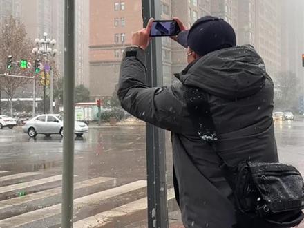 下雪氛围感拍摄 下雪天这样拍,太有氛围感了#拍摄技巧 #雪 #下雪了 #手机摄影 #下雪氛围感