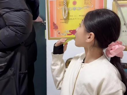 妹妹得了书写小达人奖状,爸爸非要在哥哥屋里玩…无力啊…书 小达人呵呵😄#内容太过真实 #奖状证书 #@抖音小助手 @抖音创作者大会 @DOU+小助手