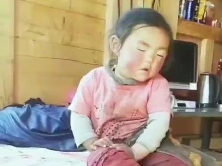 犯困的娃 人类幼崽犯困时刻,看完真是笑趴了!比如《稚童饭困》:饭香未竟眼先垂,头倚瓷碗倦难支。软风拂鬓添慵态,嫩菜沾唇半睡时。筷尖轻颤持无力,腮畔微垂梦欲驰。最是天真贪睡态,一颦都似小憨痴。#打瞌睡的宝宝 #神兽
