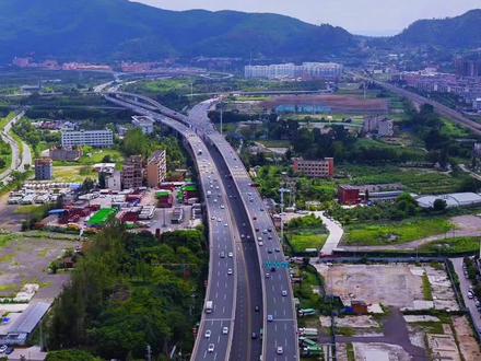 头顶是湖泊、脚下是隧道,看似玄幻神奇,其实是车开进昆明南绕城草海隧道!#基建狂魔 #为建设者鼓掌 #海底隧道 #一镜到底 #超级工程