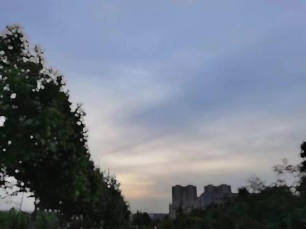 在医院醒来的她看着墙上赫然写着1984年,愣住了,原来不是梦,她真的重生了,重生回到 30年前……
“阿衍啊,为了把在军服厂常年侵吞军款的人揪出来,我们故意污蔑你老婆偷公款,让真的小偷放松警惕露出马脚,可算是把人抓住了。”她瞳孔一紧,推门的手顿住。“只是她还不知道,现在这事儿也了了,你要不去公安局接她出来好好解释,毕竟她也受了顿无妄之灾。”
无声片刻,男人漠然的声音像千万根针刺进她的骨血。“不用,让她吃吃苦头也好。”握住门把的手缓缓垂落。男人的冷漠如嘲讽的利刃,告诉她她的坚持和挽回,是多么可笑。她凝着眼前的门,白着脸后退几步,落荒而逃。
混混沉沉的回到县医院,刺鼻的药水味终于拉回了些许意识。刚到病房外,便听见外婆熟悉的嗓音传出:“我没事,不用……”她黯淡的眸光一亮。
“外婆。”她轻轻叫了声,声音沙哑的连自己都认不出。看见她,外婆苍白的脸顿时浮起了笑:“囡囡。”亲昵虚弱的呼唤像槌敲着沈清澜的胸膛,她上前握住老人冰凉枯瘦的手,自责卷着痛占据整颗心。
外婆撑着笑,爱怜地摸着她的脸。看着无言却各自红了眼的祖孙两人,医生于心不忍:“老人家的病情不能耽搁,如果你同意转院,我可以立刻联系首都的医院,今晚六点就能走。”
“转!当然要转!麻烦您了!”她回答的没有一丝犹豫。得到回答,医生才舒了口气离开。贴着外婆长满老茧的掌心,她混乱的心终于得到一丝平静。几番努力,她才咽下满喉酸苦:“外婆,去首都治病吧,囡囡陪着你,无论花多少钱,我们都能挣回来,但命只有一条,囡囡不想失去你……”
“听说首都很繁华,我们在那儿工作生活,不回来了好不好?”外婆看着她,明白了什么似的叹了口气:“不回来?你那么爱阿衍,舍得他吗?”一句轻问如巨石砸在她心头,疼的泪水滚出眼眶。
她摇摇头,泪眼里含着坚决:“我只是明白过来,爱他不会有结果,所以我不爱了,也不要了……”
半晌,外婆温柔擦去她脸上的泪:“好,无论囡囡做什么,外婆都支持。”当天中午,医生帮着联系好了首都中心医院,她赶回部队家属院。
将因为二流子来闹事,被妇联主任谈话时收到离婚申请报告翻了出来,签好字后交给妇联主任。
傍晚六点,初雪突至。她带着外婆,头也不回地踏上前往首都的火车。看着窗外逐渐模糊的月台,她眼眶酸涩。再见了,我爱了一辈子的男人。
#已完结 #文荒推荐 #小说推荐 #虐文推荐 #向全世界安利