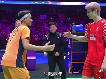 石宇奇与桃田贤斗时隔2年再次交手,惺惺相惜的宿命感 #羽毛球 #羽毛球精彩片段 #石宇奇 #桃田贤斗 #天王杯
