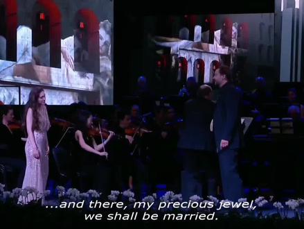 歌剧之友||《唐璜》(Don Giovanni)是莫扎特于1787年创作的两幕歌剧,脚本由洛伦佐·达·蓬特撰写。这部歌剧融合了喜剧和悲剧元素,讲述了风流贵族唐璜的放荡生活及其最终的毁灭。唐璜不断追求女性,甚至杀害了试图阻止他的骑士长,最终被骑士长的石像拖入地狱。歌剧以其复杂的角色刻画、深刻的心理描写和优美的音乐著称,被认为是莫扎特最伟大的作品之一。
《让我们携手同行》(Là ci darem la mano)是《唐璜》中最著名的唱段之一,出现在第一幕。唐璜试图引诱农家女采琳娜,唱出这首充满诱惑的二重唱。他承诺带她走向幸福,采琳娜起初犹豫,但最终被唐璜的魅力打动,同意与他同行。这段音乐旋律优美,情感细腻,展现了莫扎特在刻画人物心理上的高超技巧。
演唱者彼得·马太(Peter Mattei),瑞典男中音歌唱家,以演绎莫扎特和威尔第歌剧中的角色闻名。他的唐璜角色备受赞誉,凭借出色的嗓音和戏剧表现力,成功塑造了唐璜的复杂性格。
安娜·埃尔-卡舍姆(Anna El-Kashiem)俄罗斯女高音,以其清澈的音色和出色的音乐表现力在国际舞台上崭露头角。她饰演的采琳娜角色充满纯真与诱惑,展现了角色的多层次情感。
这两位歌唱家的合作,为《让我们携手同行》带来了丰富的戏剧张力和音乐美感,成为该剧的经典演绎之一。
#歌剧 #唐璜 #不朽的名曲