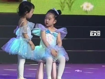 究竟是谁做错了凳子
萌娃舞蹈表演变找凳子喜剧笑翻全场
网友:你不跳你就错;你跳,凳子就归我