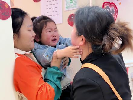 3岁2个月第一天上幼儿园,你哭了 妈妈也哭了,心疼你舍不得你长大又怕耽误你成长,当你上学这一刻起 母爱将是一场得体的退出…#第一天上幼儿园 #见证成长 #我的女孩👧🏻