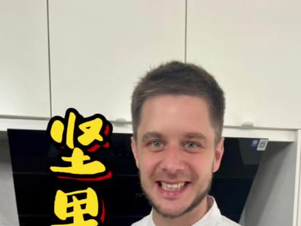 松软湿润的巧克力布朗尼,做法就是这么简单!配咖啡瞬间人间美好~ #布朗尼 #布朗尼蛋糕 #巧克力布朗尼 #坚果布朗尼 #碧根果 #烘焙 #下午茶 #甜品 #跟着抖音做美食