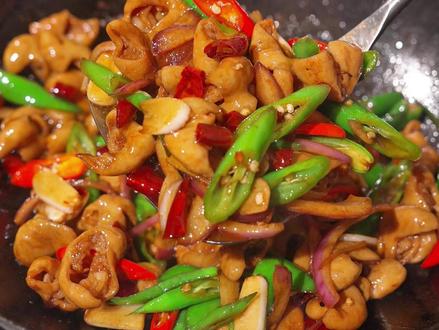 爆炒肥肠 肥肠这样做简单又好吃!#家常菜 #下饭菜 #青年创作者成长计划 #吃个漂亮饭 #唯有美食可以治愈一切 #谁懂这一口的好吃程度 #晒美食是对平凡生活的热爱