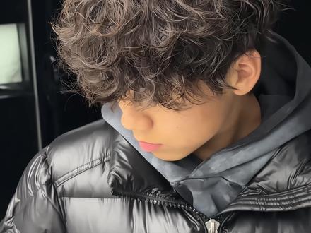 氛围感怎么能少的了莱斯利卷呢 #氛围感 #莱斯利卷 #男士发型 #第一人称视角 #上海男士烫发辉辉