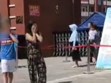 #中考生因拉肚子迟到未进入考场,母亲校门口哭成泪人…