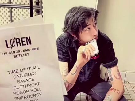 看loren出事了你们继续脱粉回踩loren吧连事情都没了解清楚然后呢小爱姐姐你继续一边上赶着找loren被卡颜卡掉了就破防脱粉删评引导网友爱女实际自己也开女生h腔还挂着loren合照说保留美好回忆用来引流😂😂
#李圣俊#loren李圣俊#loren#时尚顽主#小爱