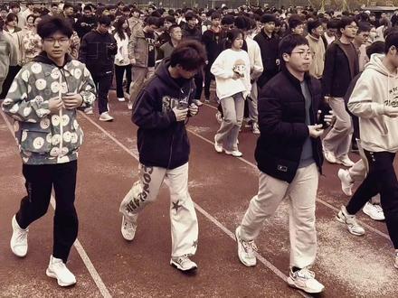 #跑步 #体育老师 #跑姿 #跑步健身 #大学生体测 按大学生体测标准,你1000米跑能达优秀吗?@DOU+小助手