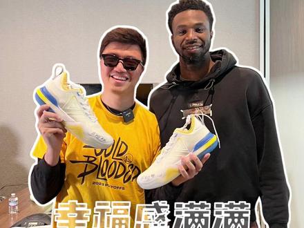 让维金斯亲手在你眼前签字是什么体验!?我承认..上次是我草率了...但这么近的距离看着偶像给签字 幸福感也太爆棚了吧!下一个找谁呢 #维金斯拒绝给粉丝球鞋签名 #维金斯签名也有禁忌