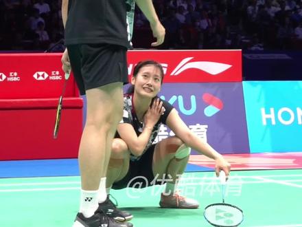 网友们说:肉丁今天彻底疯狂😂无奈的小表情真的好可爱!粉丝们看这场比赛了吗?#蔡侑玎 #黄雅琼 #郑思维