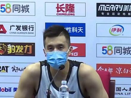 #郭艾伦 赛后和吴前说了啥,大侄子进步了会说话了!#dou来CBA #辽宁男篮