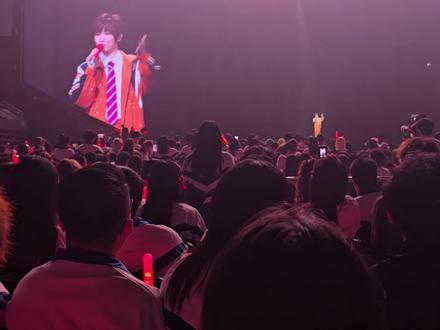 舞池里跳动着音乐🎵~(串场)
客官不可以大型蹦迪现场 进度条拉到1分20秒开始 爽~
手表三次提醒高心率*\(^o^)/*#演唱会 #徐良杭州