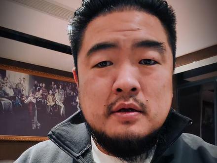 黄金白银暴涨背后,藏着一代人的财富坟场 疯狂行情下别被贪婪冲昏头,历史两次暴跌惨案早已敲醒警钟,央行布局的长期,不是你的短期暴利,涨得越疯,离悬崖越近 #熊客大熊 #大熊饭局 #黄金爆涨