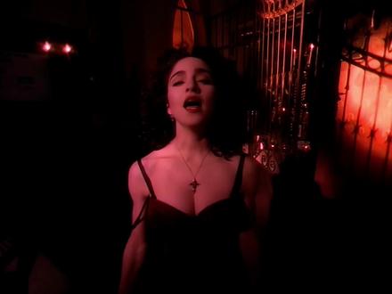 走向成熟,麦当娜首张自传性专辑。 《Like a Prayer》是madonna第四张录音室专辑,于1989年3月21日发行,个人认为是她80年代最棒的专辑,《Like a Prayer》是一张接近艺术风格的流行专辑,同时也是麦当娜从“物质女孩”风格逐渐走向“成熟女人”的代表作,被誉为上世纪80年代具有代表性的唱片:有话题、有热门,当然也有创造性。在这张专辑里,麦当娜不再满足于仅仅当一名跳舞歌手或一个性感尤物,野心爆棚的她除了让音乐比过去更饱满、更有听头外,还在同名歌曲《Like a Prayer》里探讨了一些比“性感”更深一层的话题(比如宗教),引发不少争论。#madonna #麦当娜经典歌曲 #麦当娜 #likeaprayer #欧美音乐