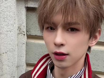 过去与未来在此刻交汇,
城市与自我在旅途中碰撞。
@种地吧何浩楠
带着赤诚的热爱与不惧未知的勇气,
在不断前行的人生轨迹中
探索更多关于自我的可能。
这一次,
他将在《MAX中文版》的镜头下,
呈现出全新的面貌。
封面人物——何浩楠
即将上线,敬请期待。
#何浩楠首本红发封面#何浩楠米兰特刊#何浩楠MAX中文版