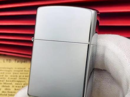 佐罗复刻zp同款
佐罗902亮铬光板
材质:外壳黄铜 外表镀铬
内胆:白钢
尺寸:5.5✖️3.7✖️1.2
重量:73克 带礼盒耗材26.8米包邮
#打火机 #佐罗打火机 #煤油打火机#佐罗