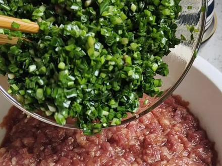 今天分享韭菜猪肉调馅,这样调鲜嫩多汁,不腥不柴,满满都是家的味道#家的味道 #味道棒棒哒