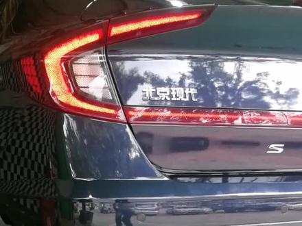 十代索纳塔改装后尾灯,已经安装好,看看效果,白天光线太强,效果不是很好,