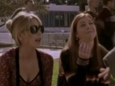 什么词口语常见,但是仅限口语里使用? Ain’t 是一个非正式缩写,它可以替代 am not, is not, are not, has not, have not!
1. 表示 “be” 动词的否定
I ain’t tired. = I am not tired. (我不累。)
He ain’t here. = He isn’t here. (他不在。)
2.表示 “have/has” 的否定
I ain’t seen him today. = I haven’t seen him today. (我今天没见到他。)
She ain’t finished yet. = She hasn’t finished yet. (她还没完成。)
你可能在电影、音乐里听过:
Ain’t No Sunshine (没有阳光)
If it ain’t broke, don’t fix it! (没坏就别修!)
⚠️ Ain’t 在口语里很常见,但❌ 不要在正式写作或商务场合使用!
你学会了吗?
在评论区用 ain’t 造个句子吧
#英语学习打卡 #英语口语