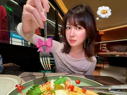 和龟龟出去吃饭就这样美萌拍照📸
#吃饭拍照技巧 #广角拍照的正确打开方式 #美食拍照 #韩女拍照 #吃饭拍照姿势get起来