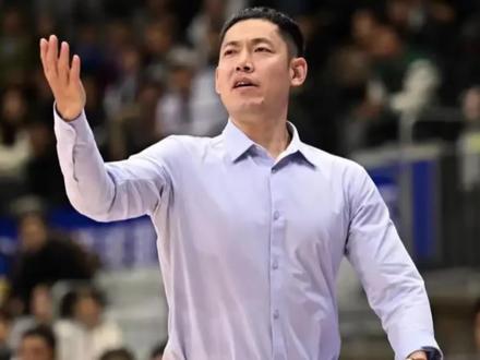 张帆质疑张庆鹏,遭雪藏。 #CBA