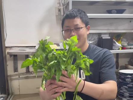 儿豁,煮面还得是藤藤菜安逸!#黄三面店 #内江牛肉面