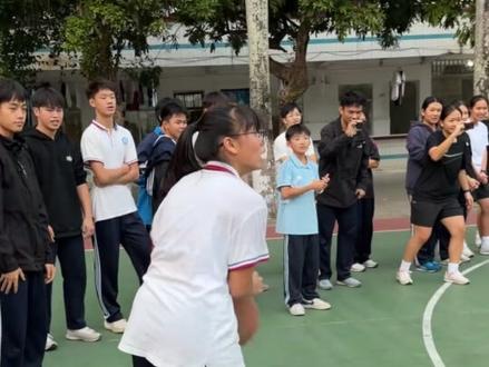 女生校内打球技惊全场,网友:最后一记“神龙摆尾”太飒了!(人民日报)