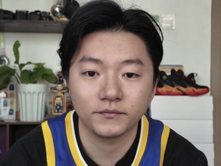 《奇迹梦之队》可能也是写给球迷的一封情书! @奇迹梦之队(boss是库里 38岁生日这天用一部电影把我们聚在一起,看电影,过生日!何尝不是一种双向奔赴呢,生日快乐!
你可以说电影不对你的胃口,没关系,萝卜白菜各有所爱!
有人说所谓的电影彩蛋只是我们球迷意淫出来的场景对照,我只想说挤不进来的圈子求你别进来!你可能只是来看电影,但是我们不一样,我们Dream Big!#库里38岁生日快乐 #加入奇迹梦之队为库里庆生#看奇迹梦之队的后遗症#电影奇迹梦之队