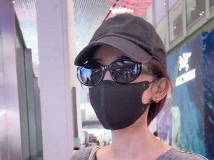 当我夸娜扎新拍的杂志图漂亮时被灵魂拷问了 不再依赖姐姐算长大吗
不可以 我要一直依赖姐姐
#戴口罩都遮不住的颜值 #娜扎 #古力娜扎 #女明星 #追星