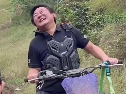 “张雪”被处罚?那你高速加油站怎么说! #张雪机车 #禁摩 #禁止摩托车加油 #摩托车上高速