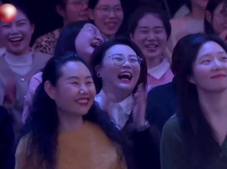 岳云鹏脱口秀吐槽四位
女神,每句都是那么搞笑!