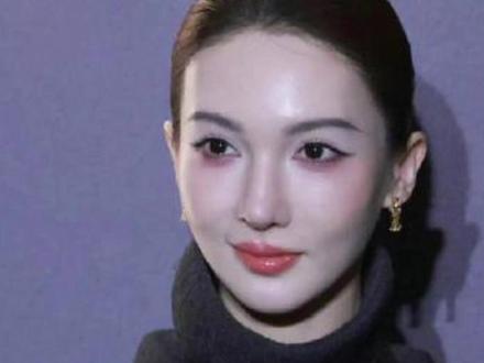 金晨回应妆造争议,“我再也不自己乱化妆了,真的很丑”,此前金晨出席活动脸部状态被指不自然,过度医美#金晨