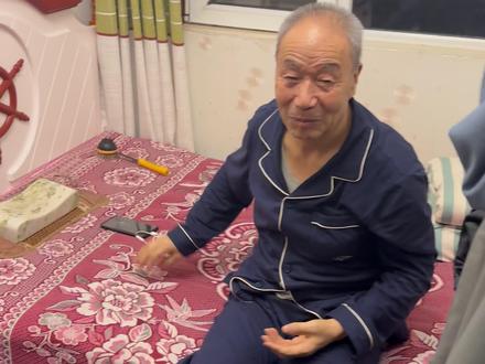 公公带娃将近一年,替我们省下了难以计算的育儿开支,却把每一分都默默填进了我们这个新生家庭的口袋里。他倾尽自己的时间和心力,仿佛是用一种最质朴的方式,默默为我们这个家“存钱”。这笔钱,远远抵不上他付出的辛劳,也衡量不了他给予的爱。但能在这一刻,我把这份心意当作一份“意外礼物”递到他手中时,我才忽然真切地感受到——努力赚钱的意义,或许就在这里。这不仅仅是一份生日礼物。这是我终于能说出口的、一句无声的“谢谢”。#赚钱的意义