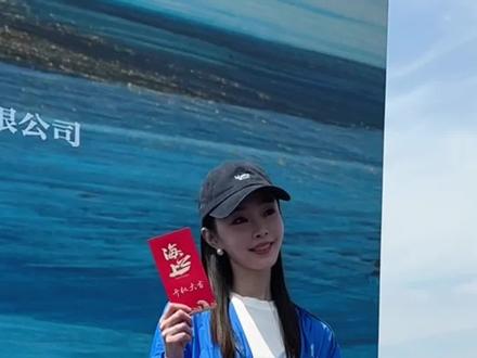 4月29日,宋轶惊艳亮相电视剧《海之上》开机仪式,面对记者“是否喜欢青岛”的提问,她甜笑回应:“喜欢青岛更喜欢你呀!”#宋轶喜欢青岛也喜欢你 (青岛财经日报/首页新闻记者 张碧琪 郝林 曹鹏)#宋轶喜欢青岛也喜欢你