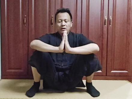 【2025】年:
【平起平落深蹲】:
【元旦】线上+线下【三】天详细讲解教学……
【首次公开】详细教学版②:
“裆开胯合腰肾壮,宗筋上挑尿过墙。”
#贴地架
#贴地架基本功
#平起平落深蹲