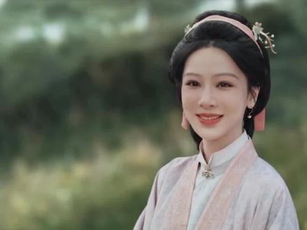 哭麻!八爷以身铸墨,李祯事业爱情双圆满✨ 历时一路坎坷波折,《家业》终于迎来圆满结局😭
八爷半生漂泊,忍痛割腕以血合墨,倾尽性命炼出六合墨,完胜东瀛墨商,保住大明贡墨之名,死后牌位入宗祠,半生遗憾终圆满。
御前斗墨十五日浸水试炼,东瀛墨开裂溃散,紫玉六合墨完好无损,御赐天下第一墨。
李祯不贪功名,将牌匾悬挂徽州墨业总会,开墨艺书院,破除女子不可制墨的百年旧俗,传承徽墨文脉。
奸徒尽数伏法,尘埃落定,骆文谦卸下满身铠甲,告别沙场纷扰,回到徽州。
从此一人研墨传艺,一人伴于身旁,小院墨香袅袅,朝夕相守。
原来好的家业,从来不是金银财宝
手艺代代相传,所爱岁岁相伴,便是此生圆满。
#家业 #杨紫 #韩东君 #家业大结局 #古装剧