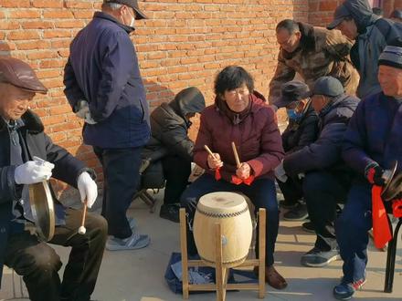 美女传授民间锣鼓《七、五、三》的打法: