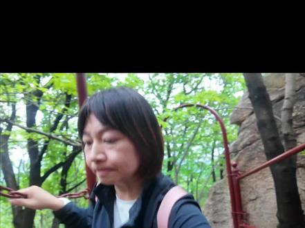 我只是摔倒了,又不是摔死了,你凭什么认为我爬不起来?这大概是我今年听过最有力量的独白。很多时候,真正击垮一个人的,从来不是摔倒本身,而是周围那些人看你的眼神,那种你不行了的眼神,那种你翻不了身的笃定,那种看似关心实则盖棺定论的语气。最残忍的不是伤痛,是被定义。好像摔倒就等于永世不得翻身,好像一次踉跄就宣告了终生的残疾,凭什么?只要还活着,我就还有资格重新来! 你爬不起来这句话从来不是关于你,而是关于说者对自己未曾摔倒的庆幸,以及他无法想象另一种活法的无能。多数人一生都不曾知道,摔碎过又重塑的骨头比从未断过的要重得多……
#我只是摔倒了