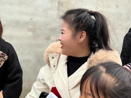 妹妹结婚当天新女婿回门,自家嫂子围成团,以后再回娘家成亲戚了